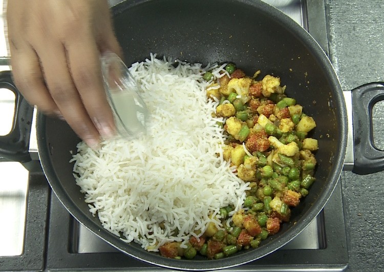 Mixing rice in mixed vegetables